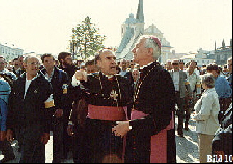 Bischof Manfred Mller und ein Amtskollege