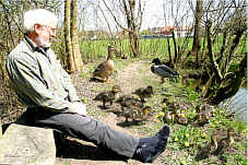 Schober beobachtet die Enten, Fotografie Herbert Winkler