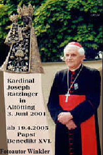 Der Kardinal steht neben der Schwarzen Madonna