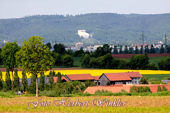 Entfernung etwa 9 Km Luftlinie, davor liegt Neutraubling