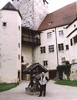 Burgbrunnen mit Fotograf Winkler